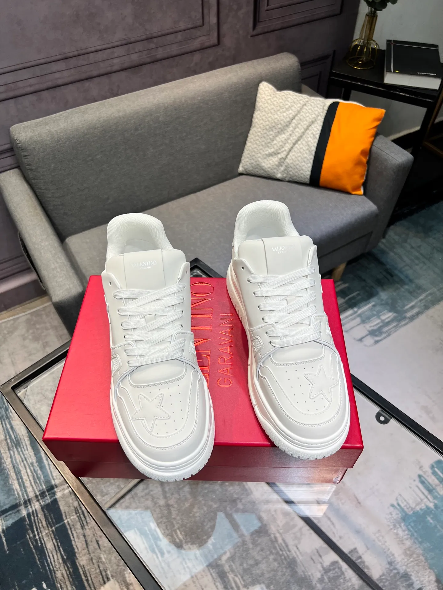 Men's Men's Shoes 💰660 Valentino 2023 early autumn new star shoes are now online! Wang Hedi and Ren Jialun have been worn by many celebrities. Who can refuse the same couple shoes as Wang Hedi! The design of Stars Stab My Heart is cool and spicy. The material of the shoes is cowhide, and every color is beautiful! Size 35-40, men’s size 39-44 (women’s 41, men’s 38, 45🉑️customized)